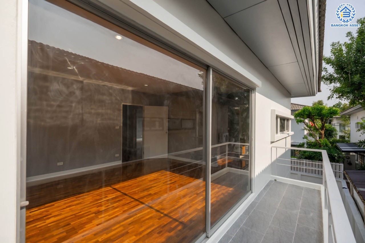 บ้านมือสองตกแต่งใหม่ ม.โนเบิลจีโอ วัชรพล ดีไซน์สุดโดดเด่น เนื้อที่ 65.2 ตร.ว. ฟังก์ชันจัดเต็ม 3 ห้องนอน 5 ห้องน้ำ (ห้องนอนทุกห้องมีห้องน้ำในตัว) 1 ห้องแม่บ้าน จอดรถได้ 2 คัน บนทำเลเดินทางสะดวก ใกล้เซ็นทรัลรามอินทรา, ห้าแยกวัชรพล, จุดขึ้นทางด่วน "ฉลองรัช" และรถไฟฟ้าสายสีชมพู "สถานีวัชรพล"